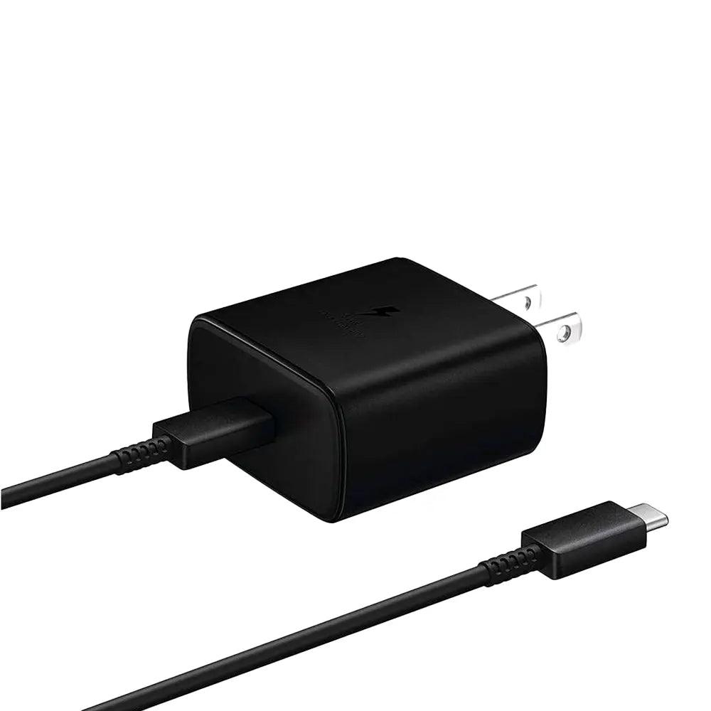 cargador Power delivery conectado a cable tipo-c a tipo-c