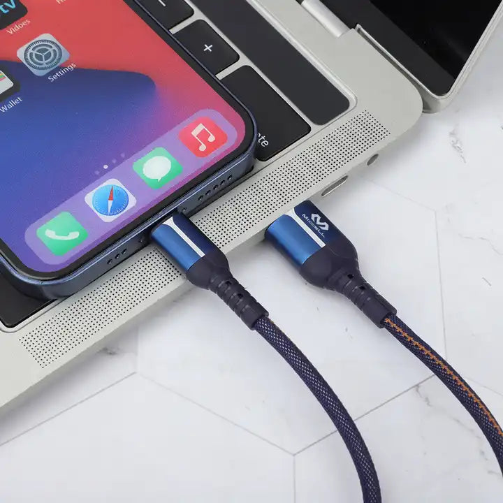 cable azul conectado a iPhone carga rápida