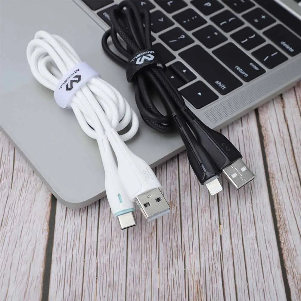 cable data color negro y blanco modelo VQ-D107 marca Miccell sobre laptop