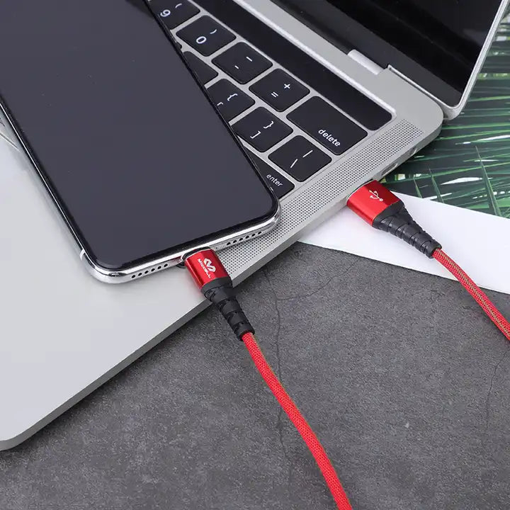 cable vq-d83 color rojo conectado a laptop y iPhone