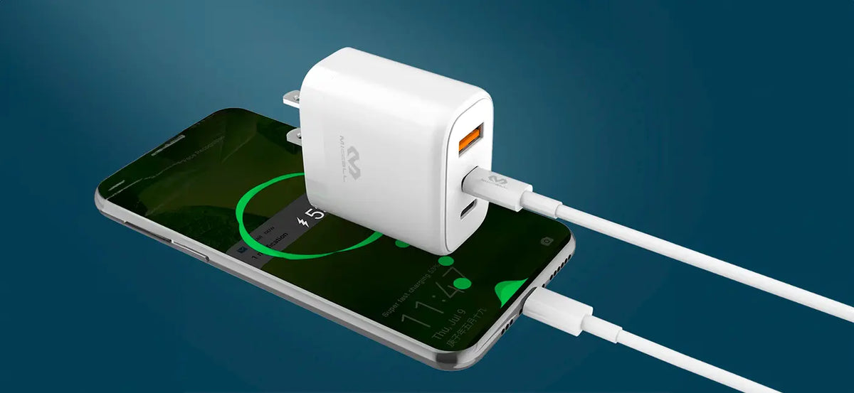 cargador triple usb pd de la marca miccell conectado a celular