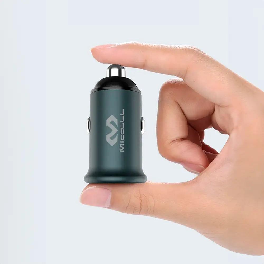 Cargador PD agarrado por una mano