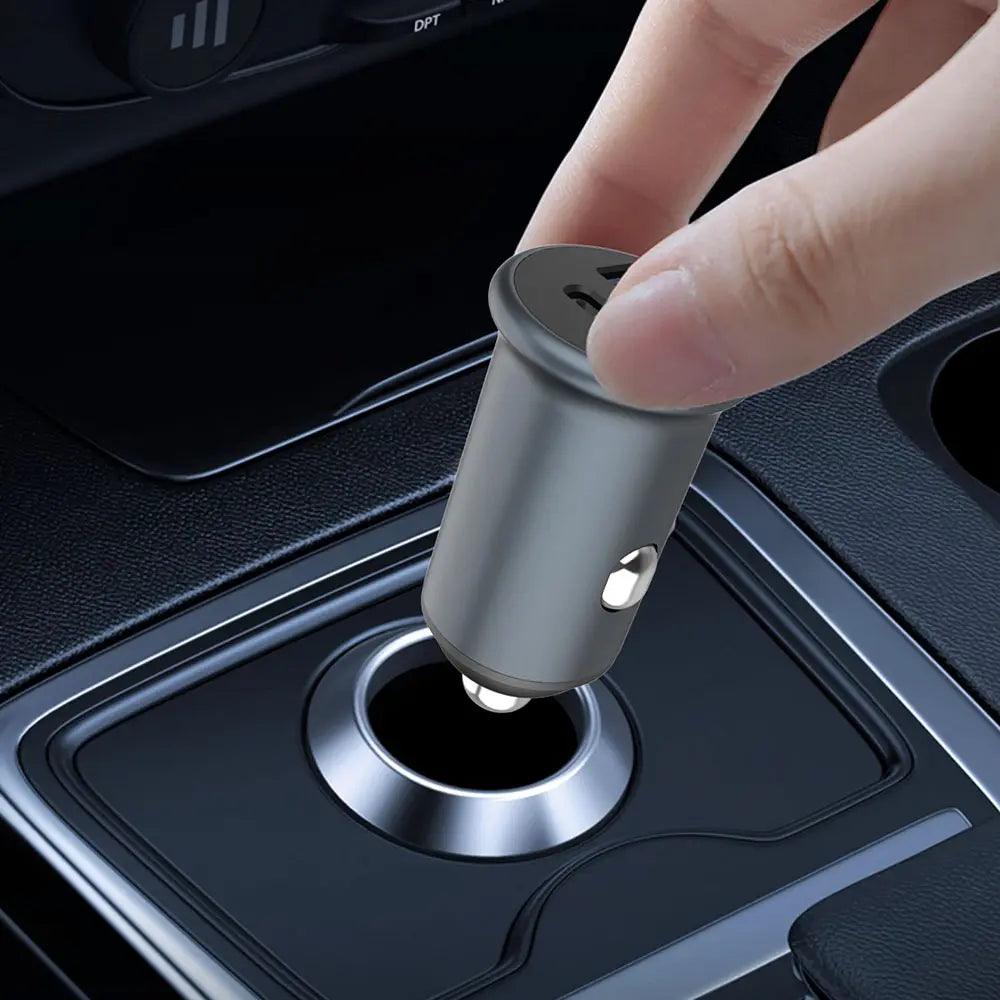 Cargador VQ-C15 para auto conectándose a auto