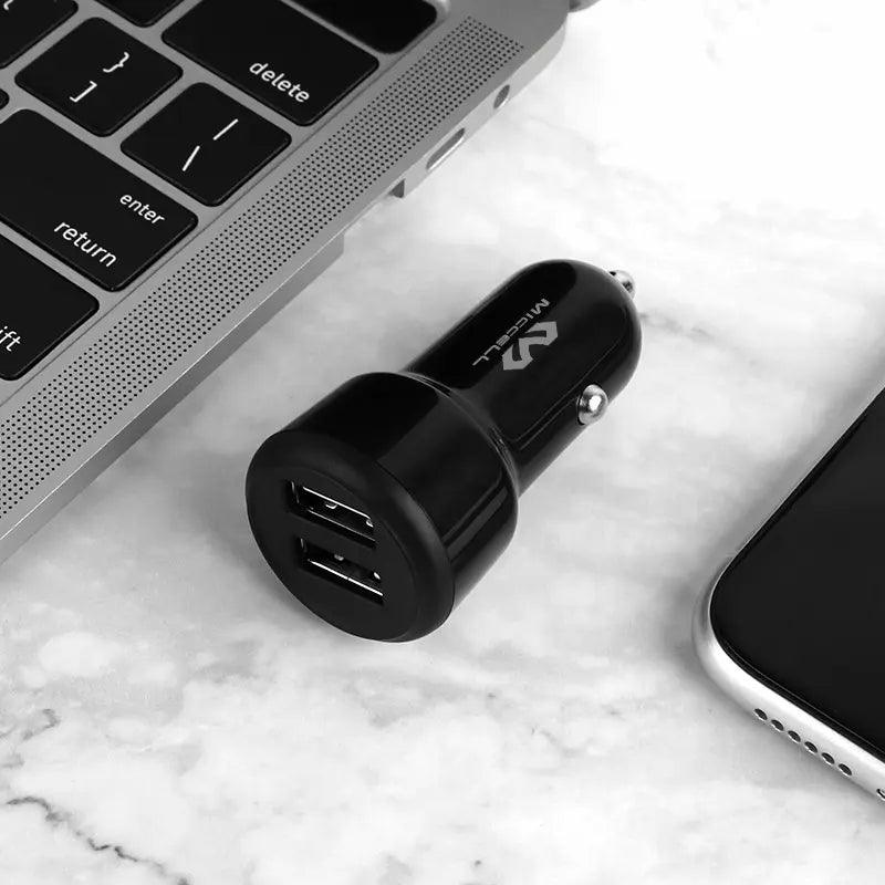 cargador pequeño VQ-C03 doble usb al lado de laptop y iPhone