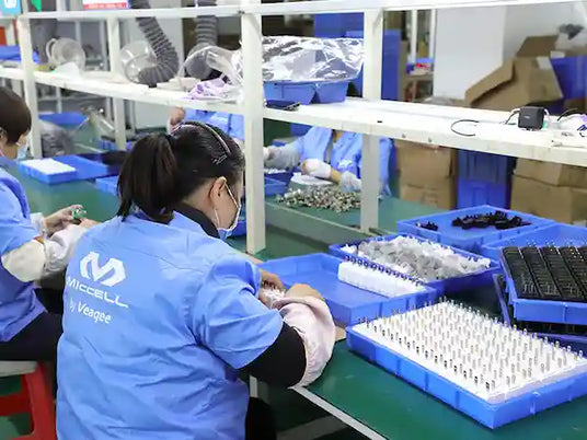 trabajadora ordenando productos Miccell