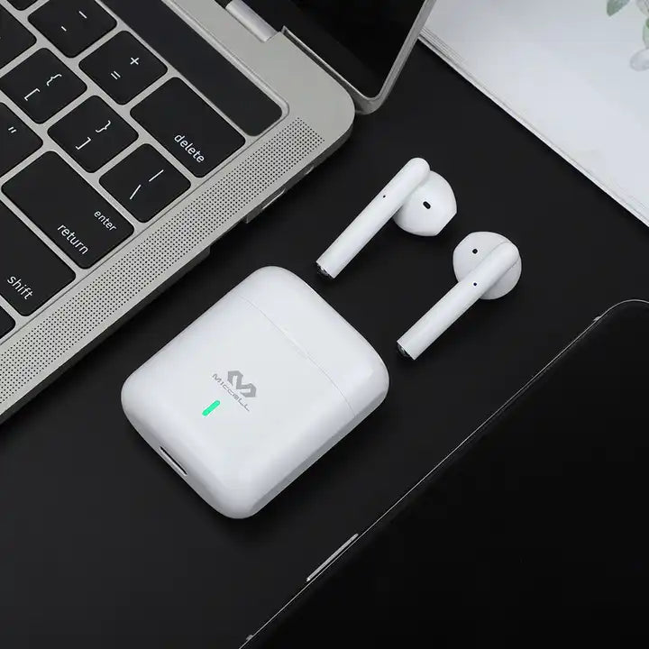 TWS VQ-V77 al lado de iPhone y Laptop