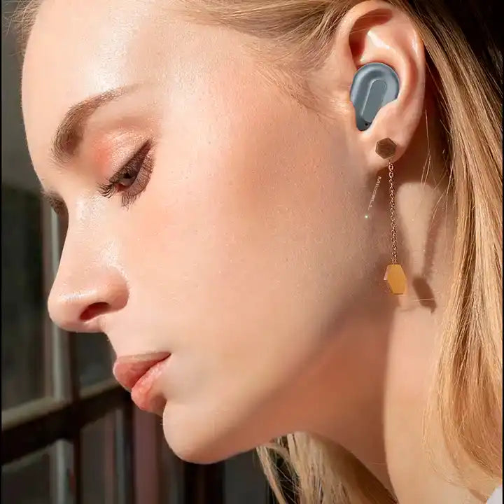 modelo con audífonos TWS VQ-BH56 marca Miccell