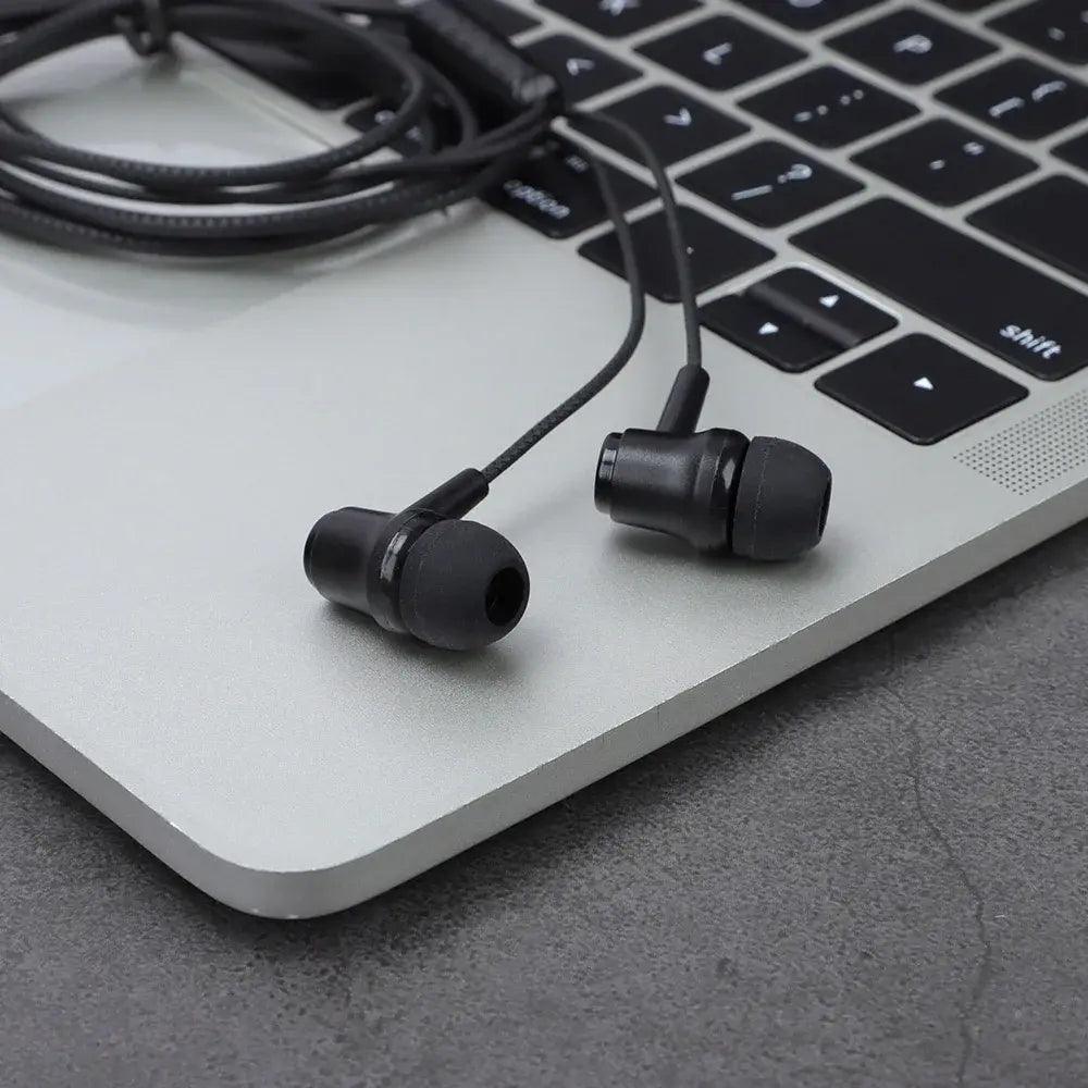 audífonos vq-h47 sobre laptop marca miccell