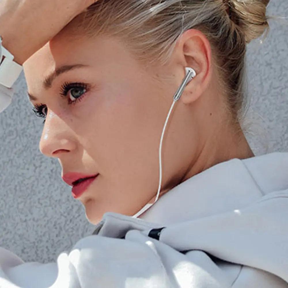 modelo con audífonos vq-h52 color blanco