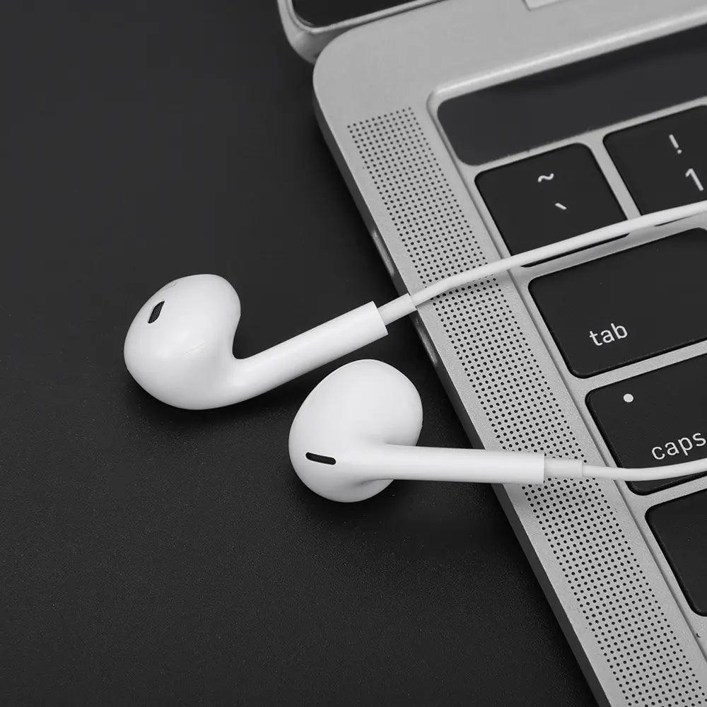 audífonos vq-h53 sobre laptop