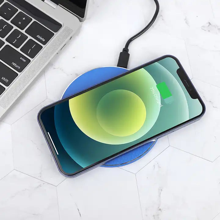 iPhone sobre cargador inalámbrico VQ-W29 de la marca Miccell