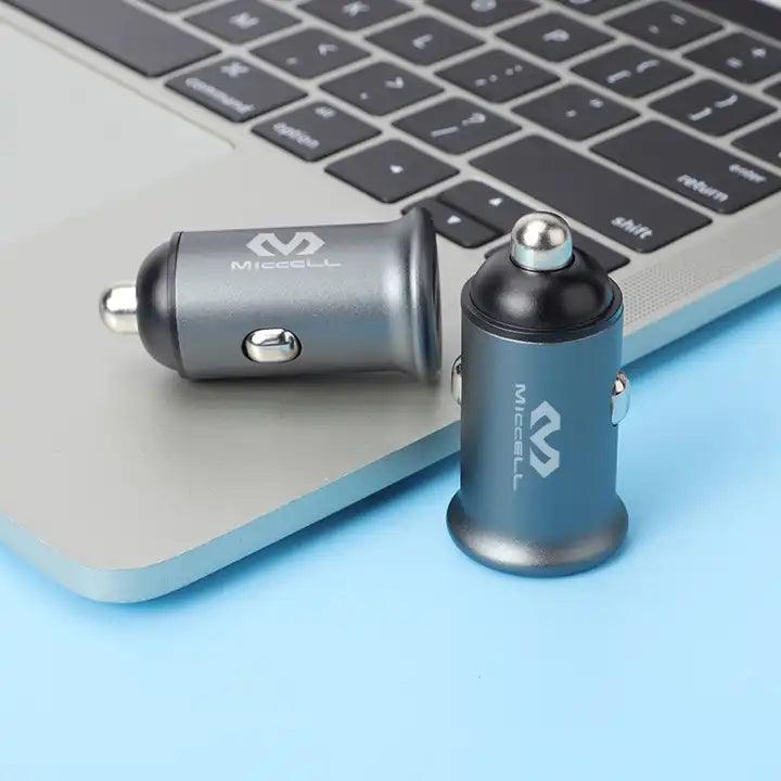 dos cargadores de auto c15 sobre laptop