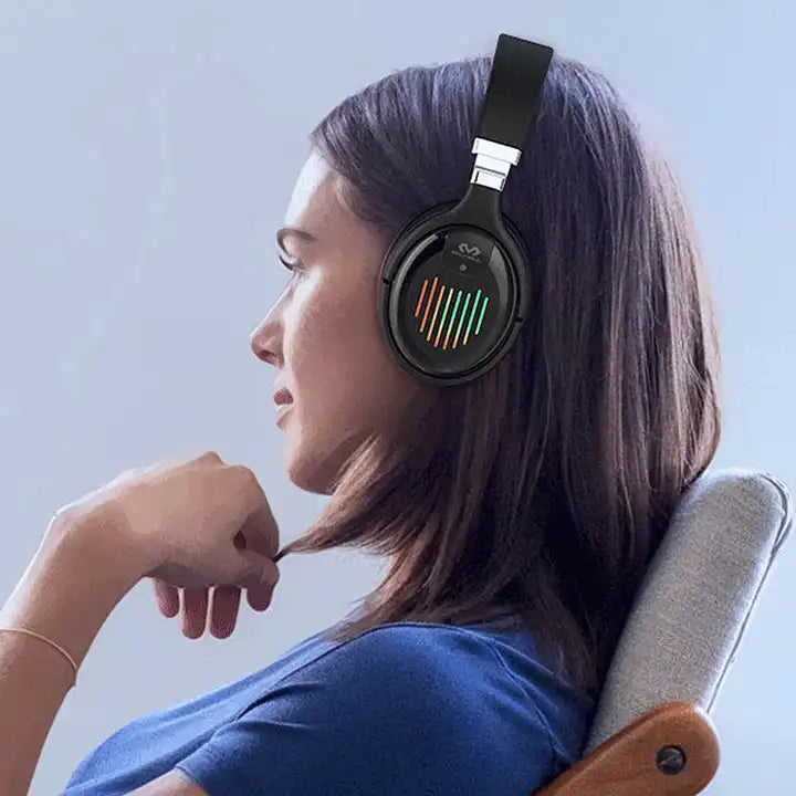 Modelo con Cascos RGB Miccell VQ-B05