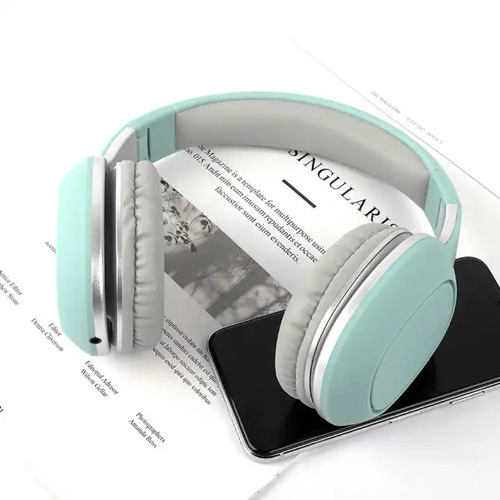 Cascos inalámbricos gaming VQ-SH02 Miccell color verde sobre iPhone