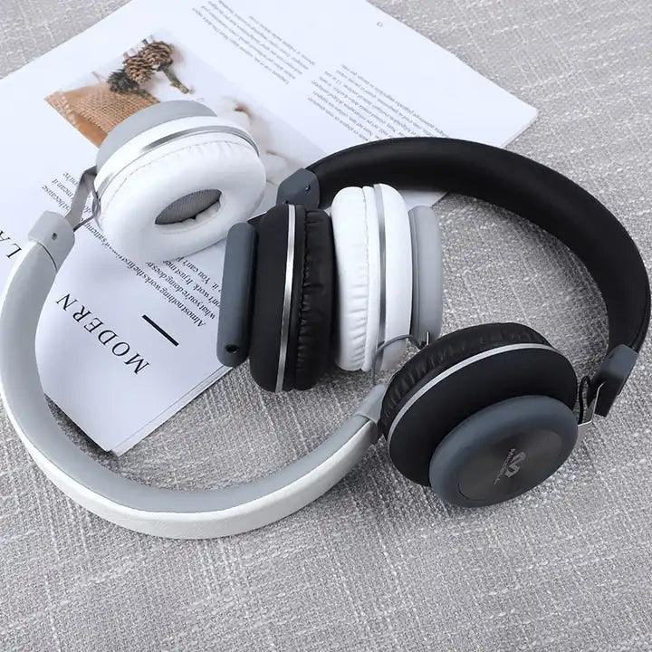 cascos color blanco y azul sobre revista