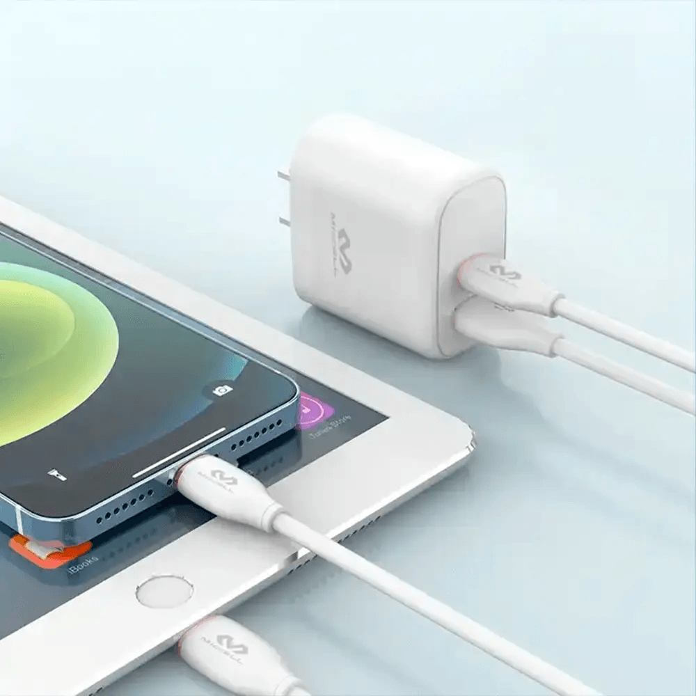 Cargador dual USB+PD VQ-T52 conectado a dos dispositivos en simultaneo