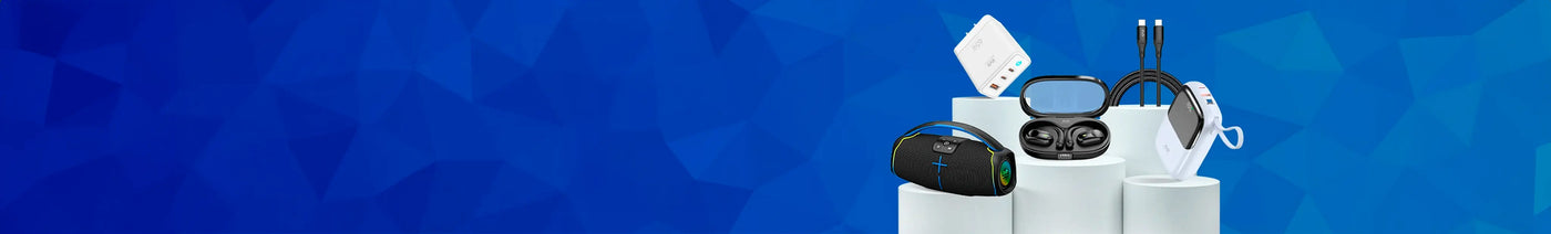 productos, cargadores, audífonos, parlantes sobre base blanca