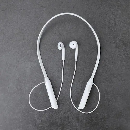 audífono TWS miccell bluetooth VQ-BH17 color blanco sobre marmol