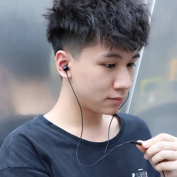 Modelo usando los audífonos con cable miccell vq-h24