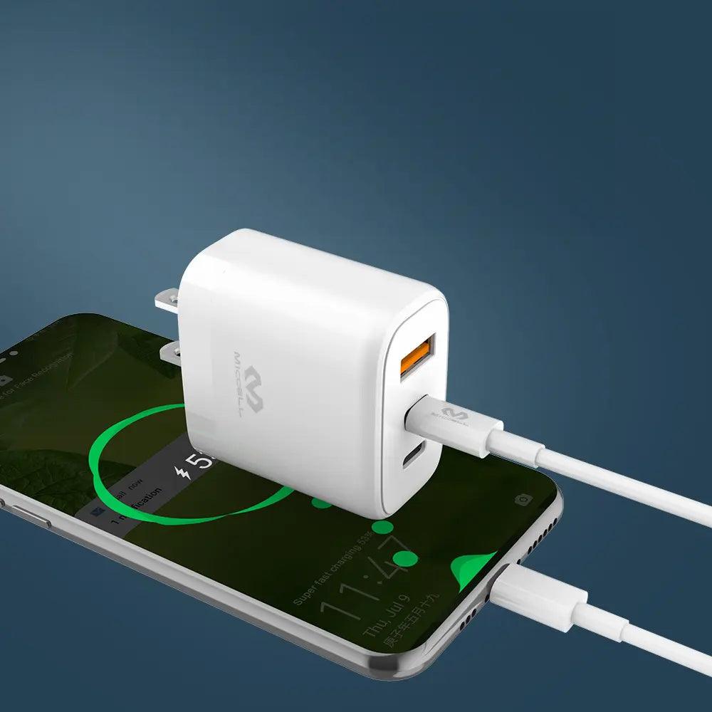 Cargador Triple USB GaN de 65W marca miccell conectado a iPhone