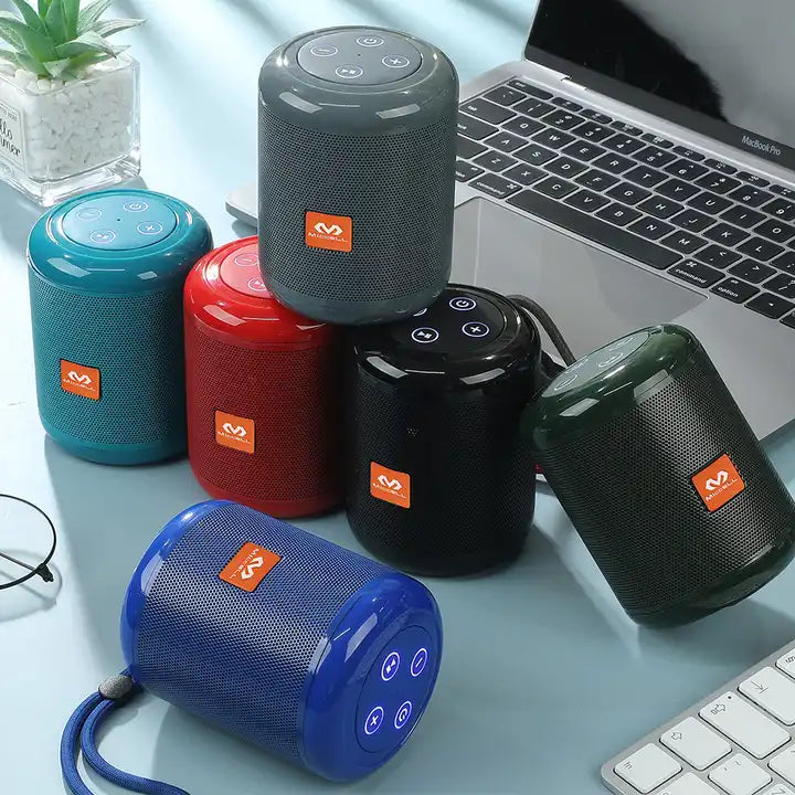 variedad de colores del mini altavoz inalámbrico boombox vq-sp04 miccell junto a laptop