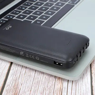 powerbank carga rápida vq-p137 sobre laptop