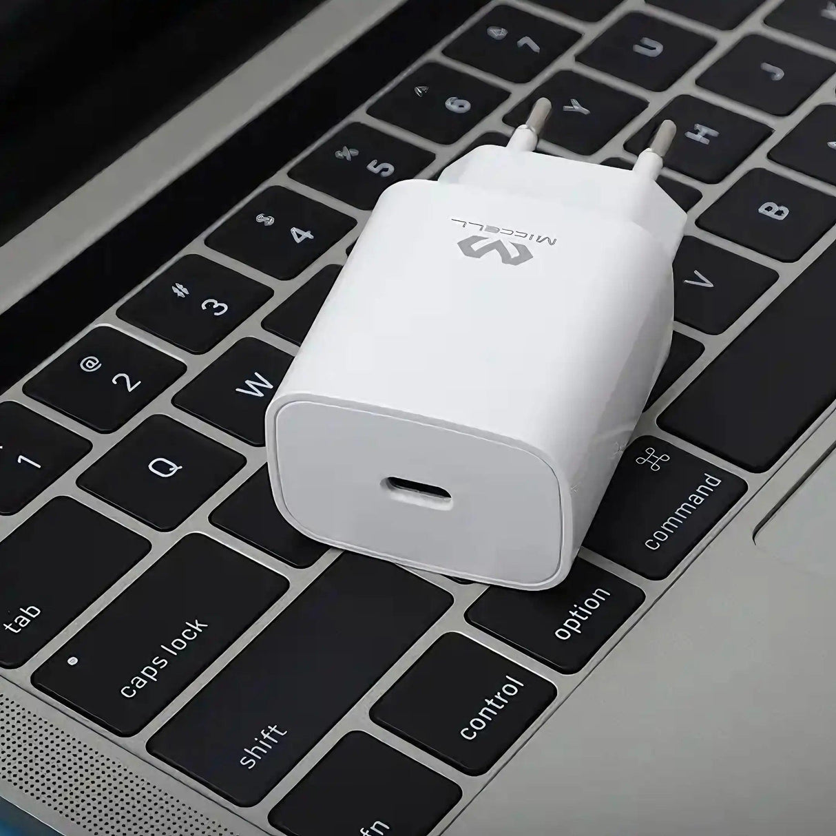 cargador power delivery sobre laptop