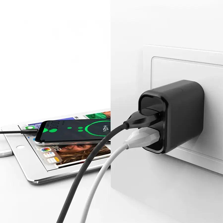 cargador USB dual conectado a dos Android y iPhone