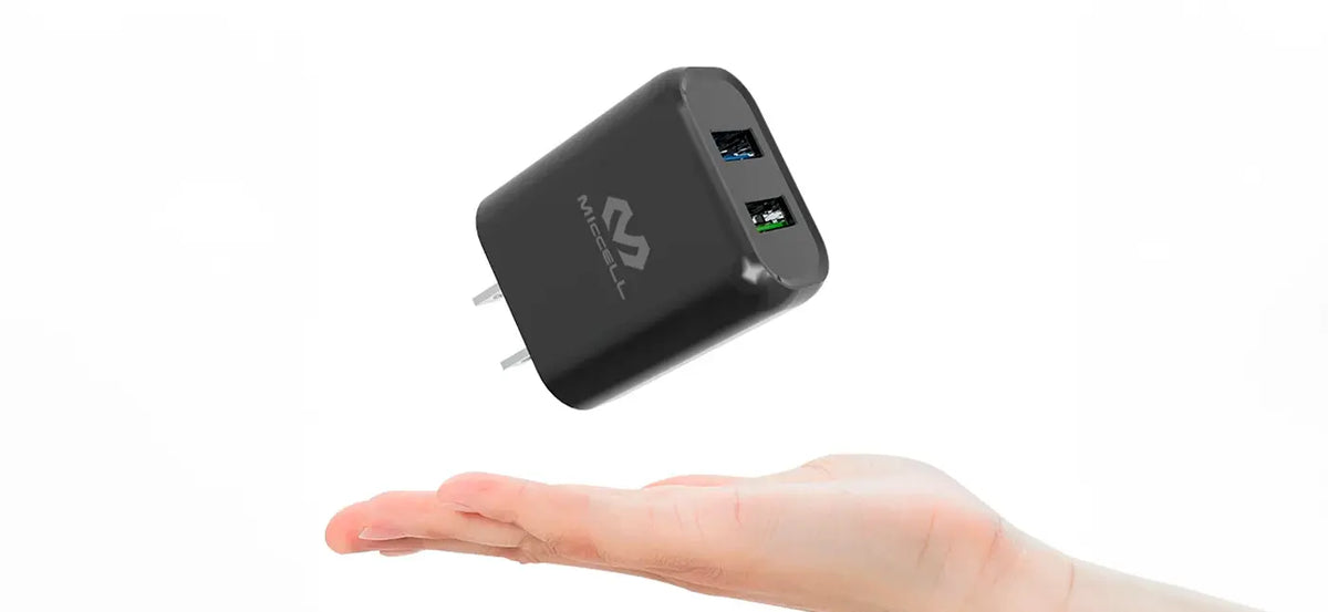 cargador doble usb sobre mano