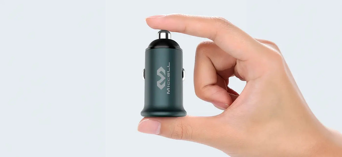 Mano sosteniendo cargador para auto miccell C15