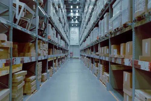 almacén lleno de cajas de productos miccell
