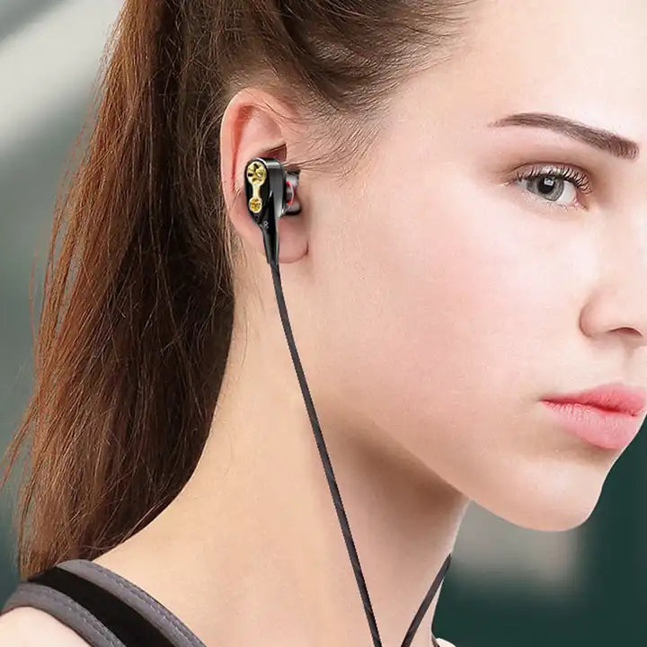 modelo con audífono con cable 3.5mm in ear 4 núcleos vq-h08 miccell