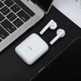 TWS VQ-V77 al lado de iPhone y Laptop