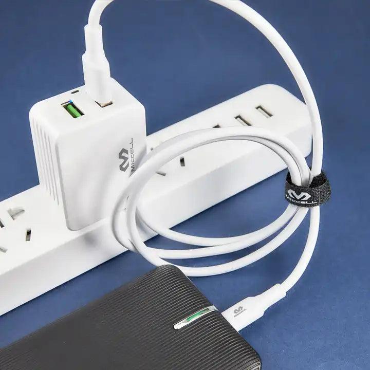 cable data VQ-D11 Miccell cargando powerbank en enchufe miccell