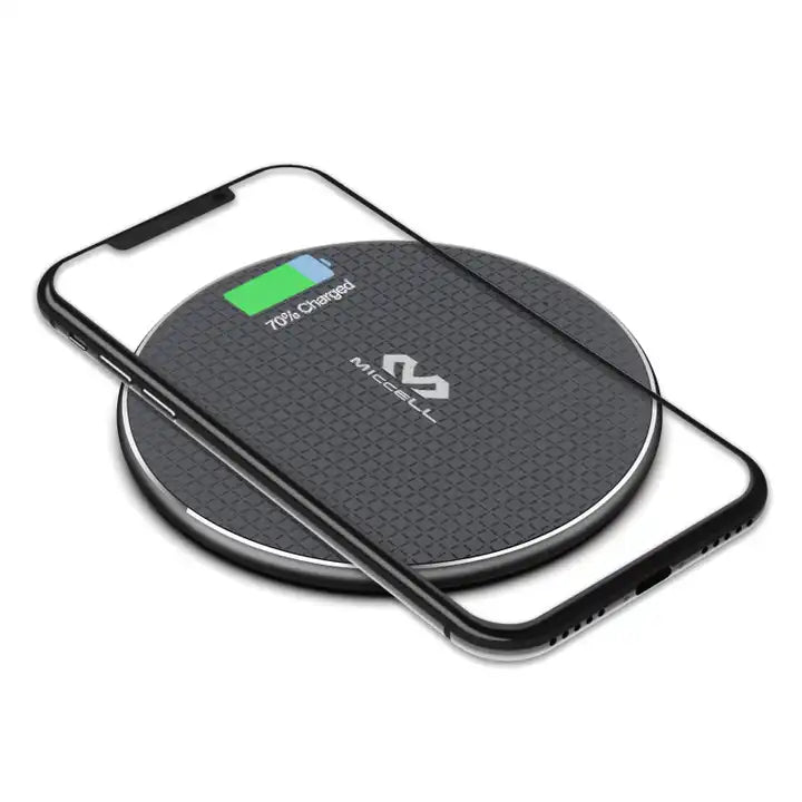 iPhone sobre cargador inalámbrico marca Miccell cargando a carga rápida 