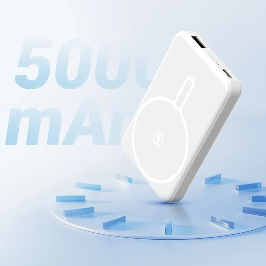 Banco de energía portátil blanco de 5000 mAh con cable integrado y función de carga inalámbrica en un fondo azul.